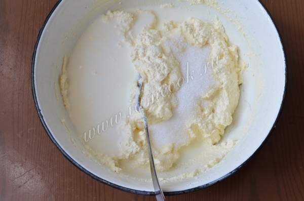 Добавить молоко и сахар