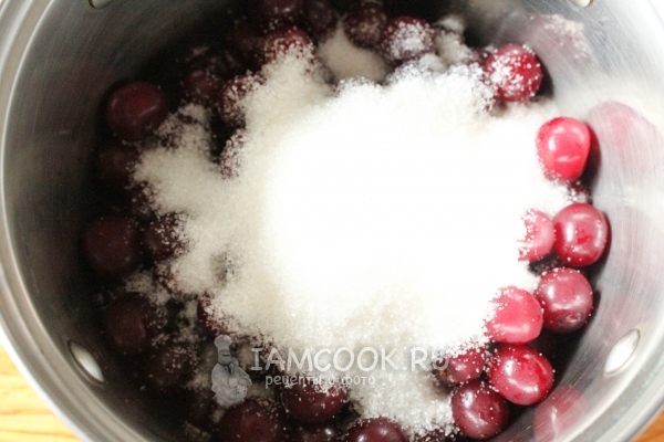 Засыпать вишню сахаром