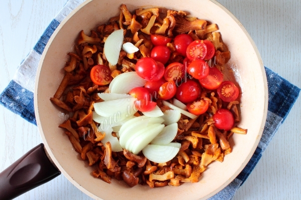 Лисички с овощами