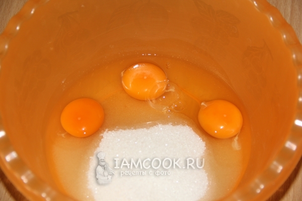 Взбить яйца с сахаром