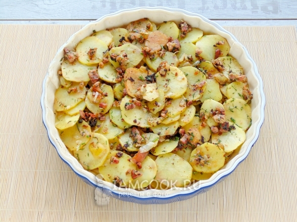 Положить картофель на тесто