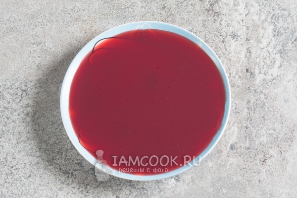 Соединить воду, желатин и гранатовый сок