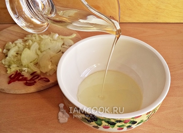 Налить в миску масло