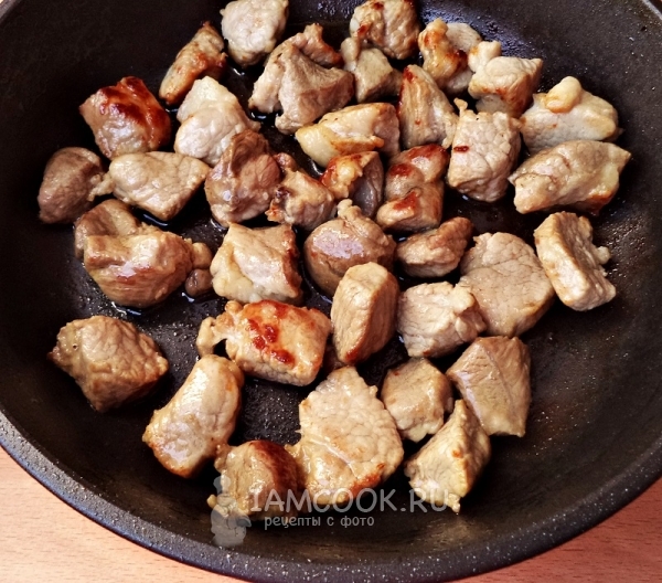 Обжарить мясо