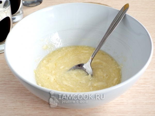 Размешать масло с яйцом и сахаром