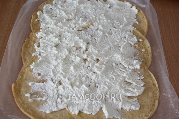 Смазать блины творогом