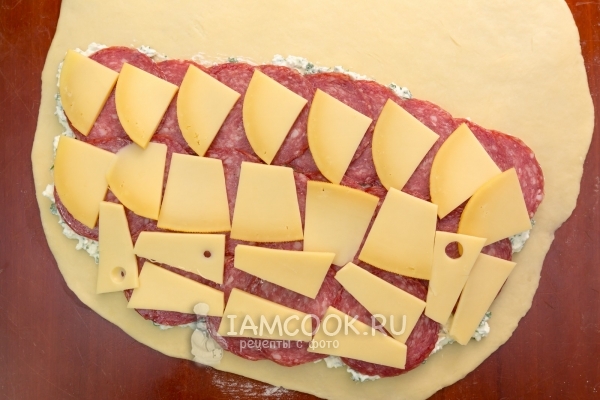 Уложить слой сыра