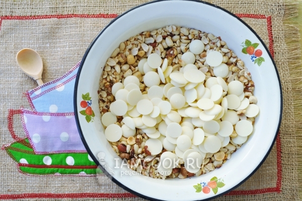Смешать шоколад с орехами