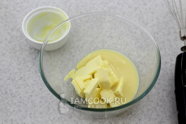 Взбить сгущенку с маслом