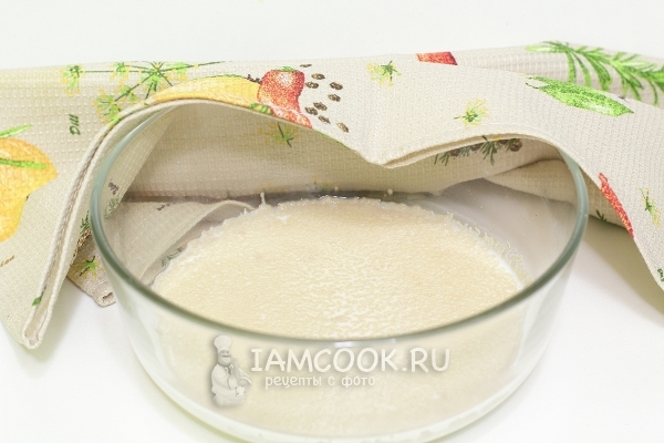 Растворить в молоке дрожжи и сахар