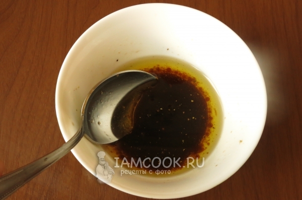 Смешать масло с соусом и специями