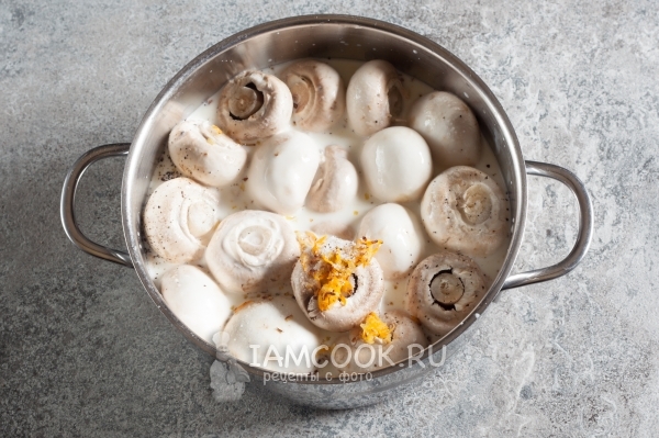 Добавить молоко, овощи и соль с перцем