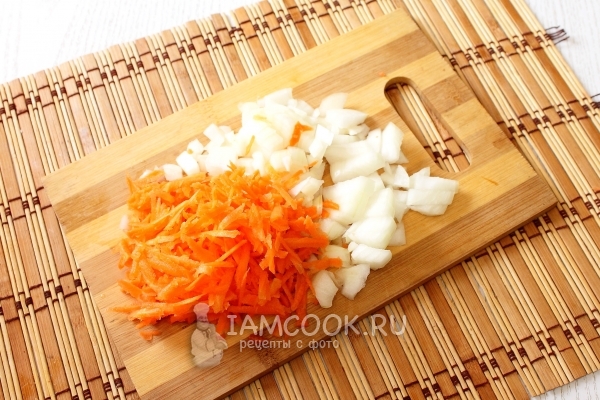 Измельчить лук и морковь
