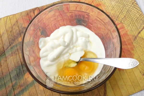Смешать яйца, сметану и майонез