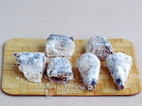 Обвалять рыбу в муке