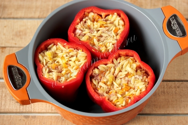 Уложить перец в кастрюлю