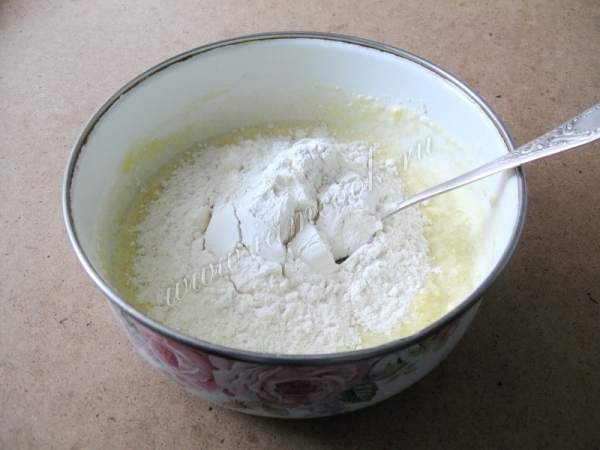 Добавить муку