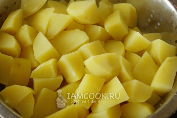 Полить картофель в дуршлаг