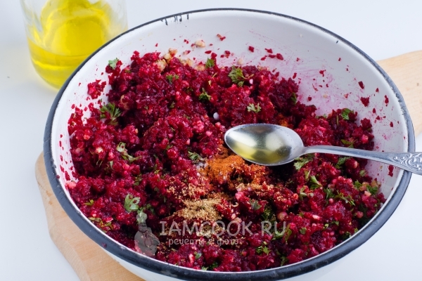 Добавить специи, масло и уксус