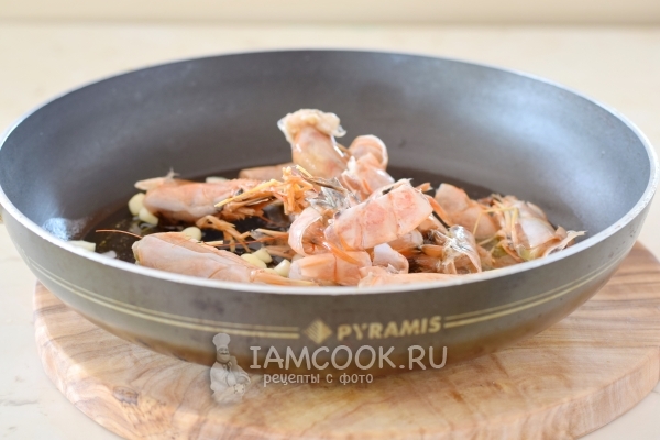 Обжарить чеснок и панцири креветок