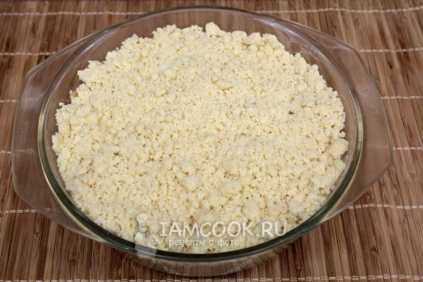 Уложить в форму яблоки и тесто