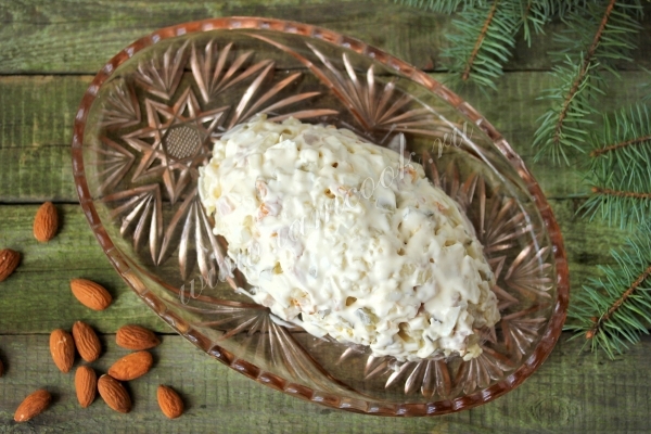 Выкладываем салат сосновая шишка