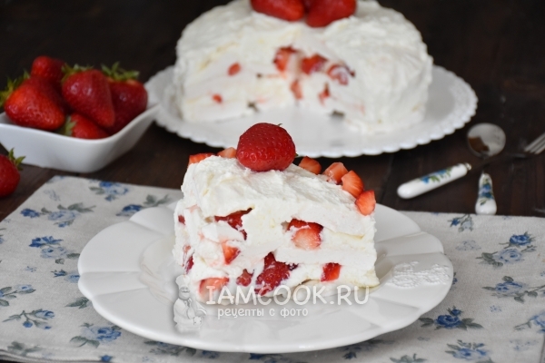 Фото сливочного торта из зефира и клубники