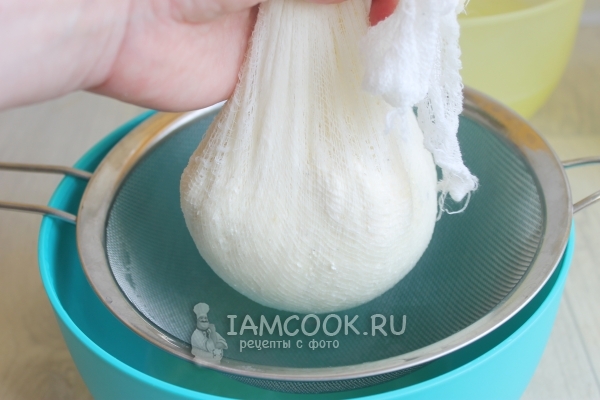 Собрать творог в марлю