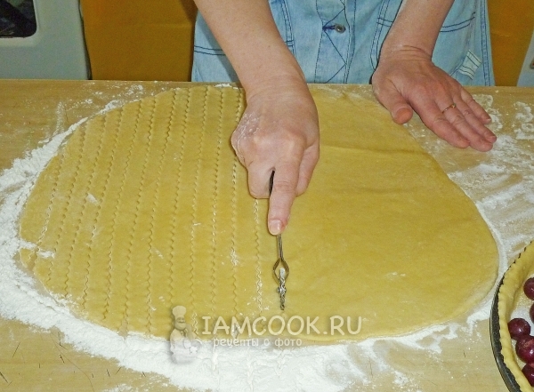 Нарезать тесто на полоски