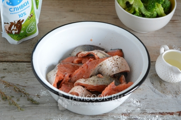 Посолить и поперчить рыбу