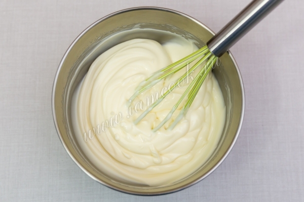 Сметана, ванилин и сахар