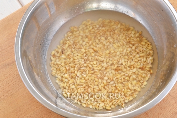 Замочить крупу в воде