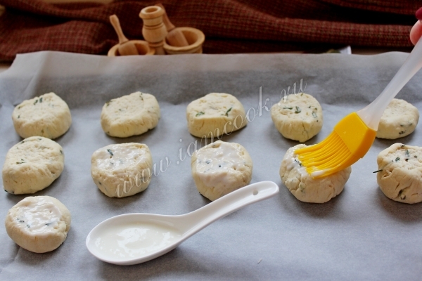 Выложить и смазать булочки