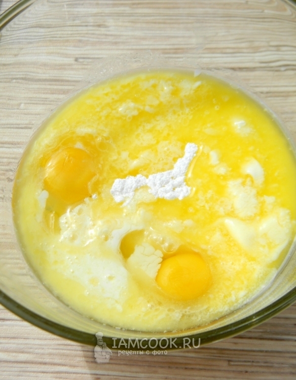 Смешать яйца, сахар, молоко и масло