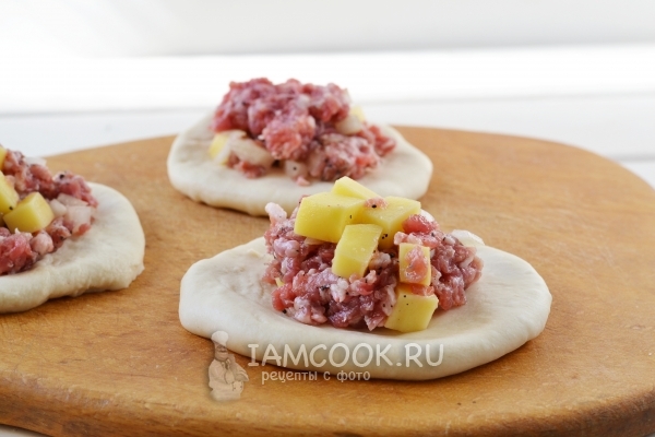 Уложить начинку на лепешку теста