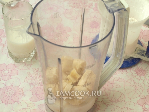 Положить бананы в блендер