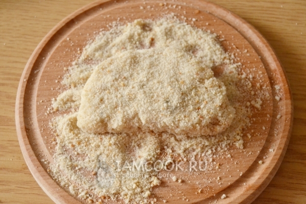 Обвалять рыбную котлету в сухарях