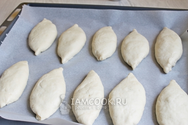 Выложить пирожки на противень