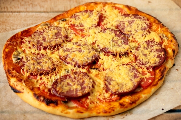 Фото пиццы с колбасой и грибами