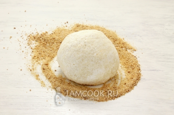 Слепить из творожной массы шар