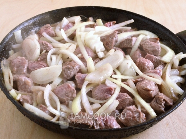 Положить к мясу лук