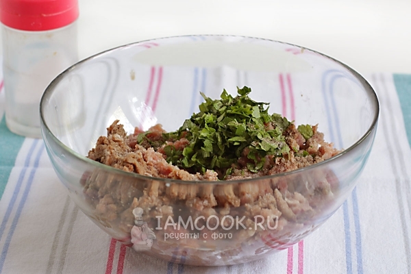 Положить к фаршу зелень