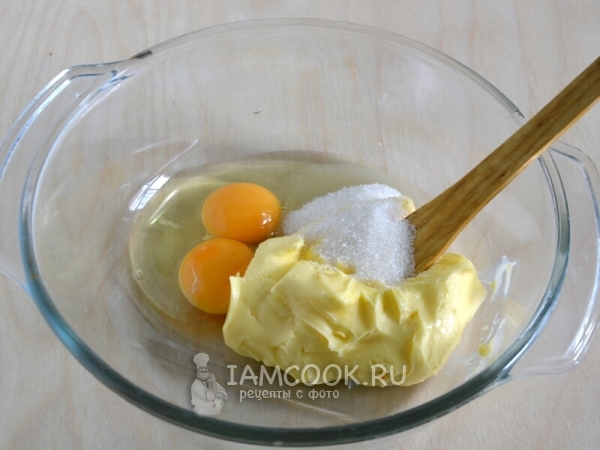Соединить масло, сахар и яйца