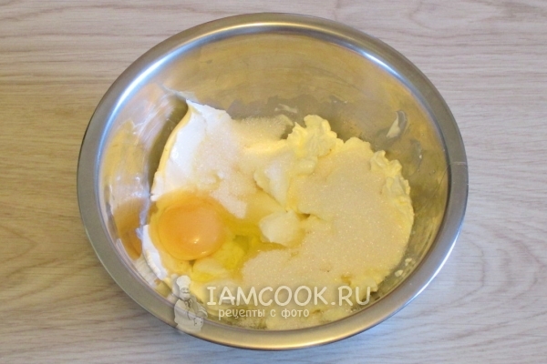 Смешать сливочный сыр, яйцо и сахар