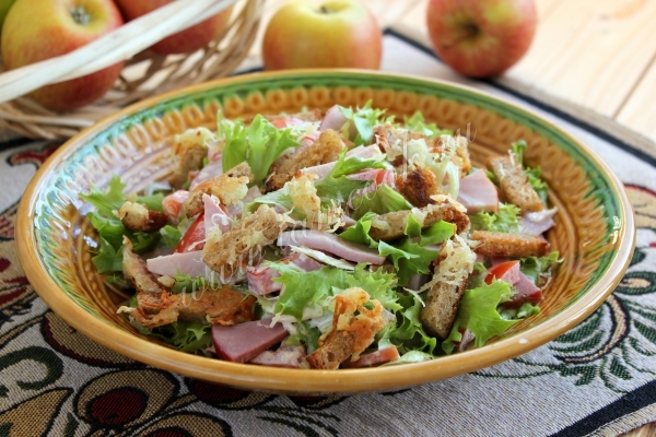Салат с ветчиной и сухариками