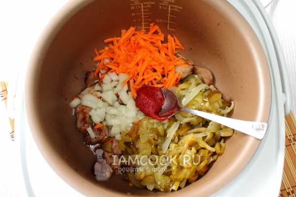Положить овощи и томатную пасту