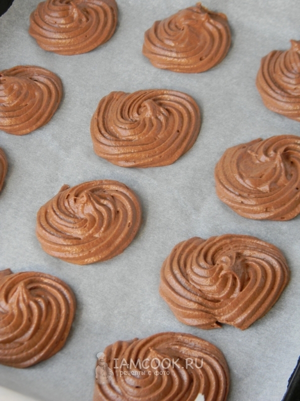 Выложить тесто на противень