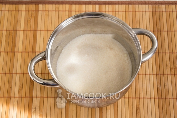 Всыпать сахар в кастрюлю