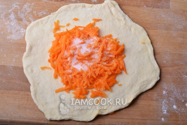 Положить на тесто тыкву с сахаром