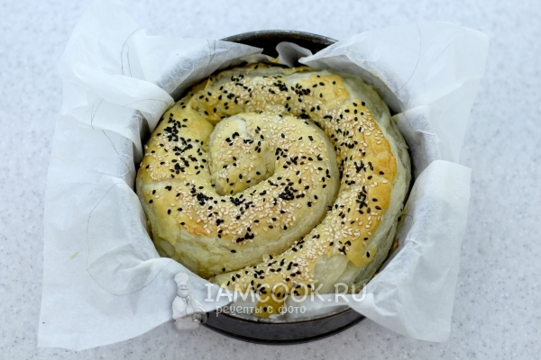 Готовый пирог с брынзой из слоёного теста